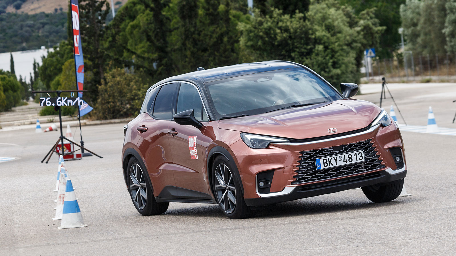 Η πολύ καλή εικόνα του Lexus LBX σε επίπεδο οδικής συμπεριφοράς, επιβεβαιώθηκε και στο τεστ αποφυγής κινδύνου, εκεί όπου πέρασε με 76,5 χλμ./ώρα. 